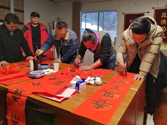 群賢畢至賀新春，揮毫潑墨送祝福